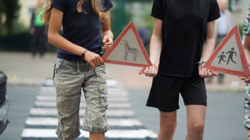 Kinder mit Achtungsschildern